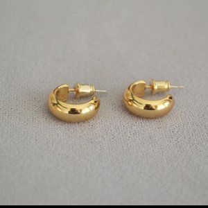 Bean-shaped smooth C earrings